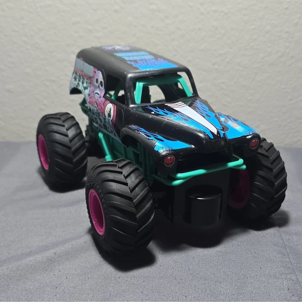 Grave Digger Nitro Neon Themed Monster Truck 1:24 No Remote 66803RX2